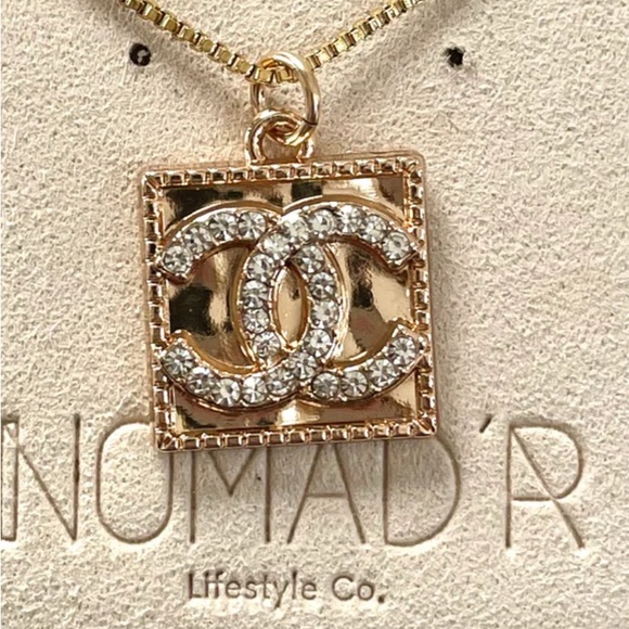 ✨Chanel Gold Tone Zipper Pull Button Crystal
Charm Pendant✨ - Picture 2 of 9